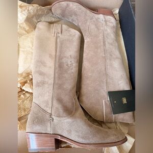 New with box Frye Carson pull on boots in beige suede